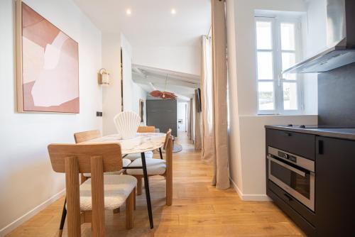 une cuisine et une salle à manger avec une table et des chaises dans l'établissement Dreamyflat - Archives, à Paris
