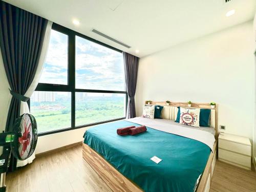 une chambre avec un lit et une grande fenêtre dans l'établissement Luxury Two Bedroom, Fast Airport Access, Close to Marriott Hotel, à Hanoï