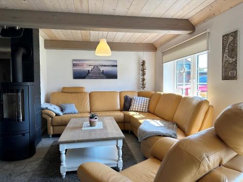 a living room with a couch and a table at Ferienhaus Jeppe Hus Humptrup in Humptrup