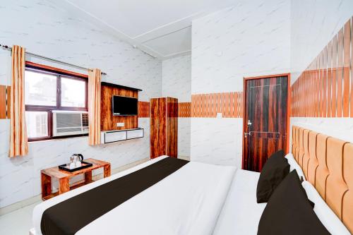 TV a/nebo společenská místnost v ubytování Super Hotel O Rahul Vihar Ghaziabad