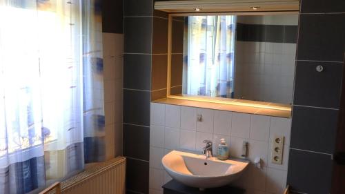 Ένα μπάνιο στο Ferienwohnung Ostfriesennest