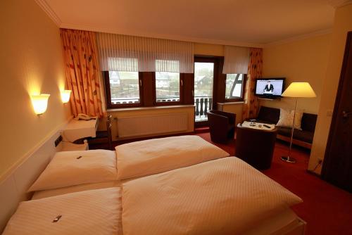 سرير أو أسرّة في غرفة في Hotel Bischof