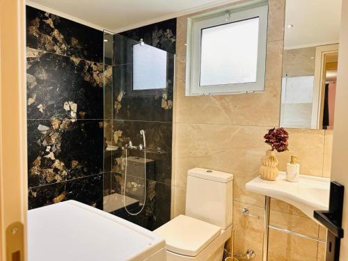 Ένα μπάνιο στο Elea Villas in Nature, 2 Villas, Pool & Treehouse Nest in Pantokratoras