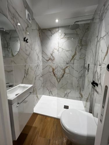 une salle de bain blanche avec des toilettes et un lavabo dans l'établissement MAISON DE VILLAGE - Climatisée - avec Terrasse, à La Turbie