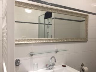 a bathroom with a sink with a mirror and a sink at The Waverly House in Ouderkerk aan de Amstel