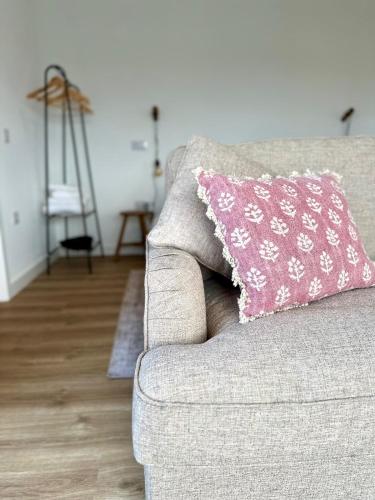 Ruang duduk di The Byre, Summerhill Farm Stays