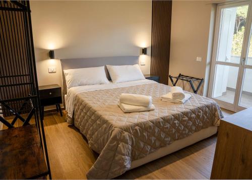 Postel nebo postele na pokoji v ubytování immerso nel verde a due passi dal centro