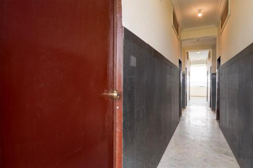 an empty hallway with a door and a corridorngthngthngthngthngthngthngth at Super Collection O Kukatpally S Palace in Madhapur