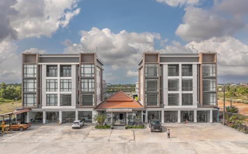 an aerial view of a large building at Soho Villa & Resort in Phumĭ Stœ̆ng Vêng