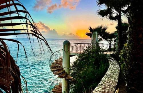 Tranquil Oceanside: Pools & Direct Beach Access