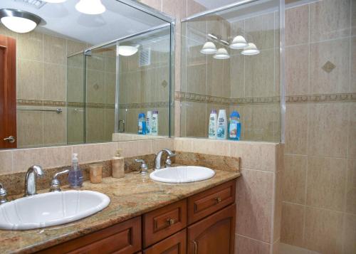 Un baño de Tranquil Oceanside: Pools & Direct Beach Access