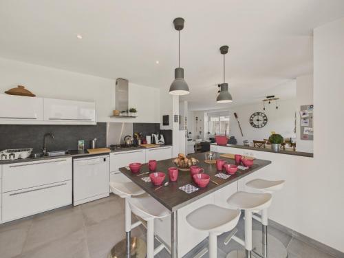 - une cuisine avec une table et des bols roses dans l'établissement Maison pour 8 adultes et 1 enfant - Lesconil, à Plobannalec-Lesconil