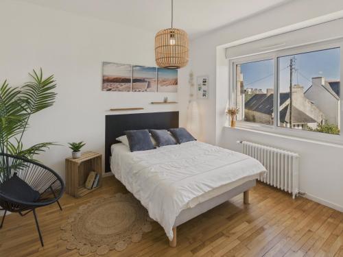 une chambre blanche avec un lit et une fenêtre dans l'établissement Maison pour 8 adultes et 1 enfant - Lesconil, à Plobannalec-Lesconil