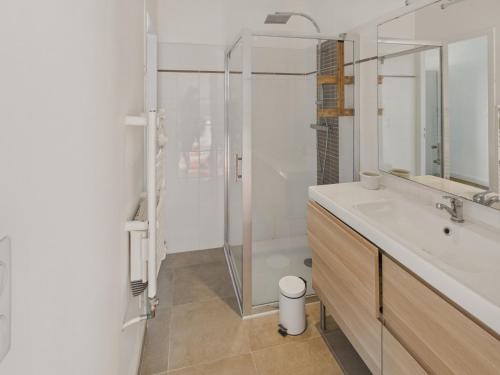 une salle de bain avec un lavabo et une douche en verre dans l'établissement Maison pour 8 adultes et 1 enfant - Lesconil, à Plobannalec-Lesconil