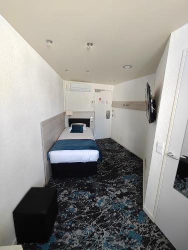 Ein Bett oder Betten in einem Zimmer der Unterkunft The Originals City, Archotel, Sens