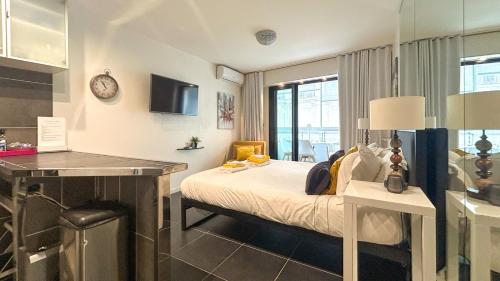 une chambre avec un lit et un bureau dans une pièce dans l'établissement Studio Victoria 200 m Carlton Hotel & Croisette, à Cannes
