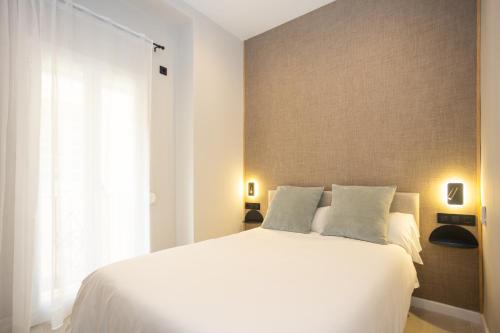 Postel nebo postele na pokoji v ubytování Chinitas Urban Rooms