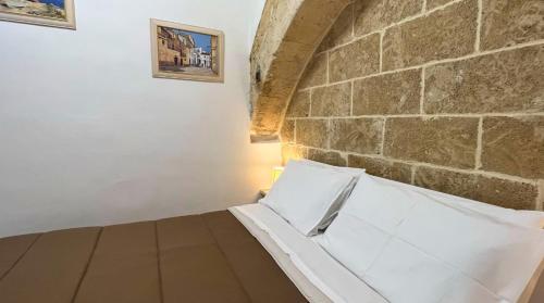 Una cama o camas en una habitación de Dimora Moresco by Symphonya Rentals