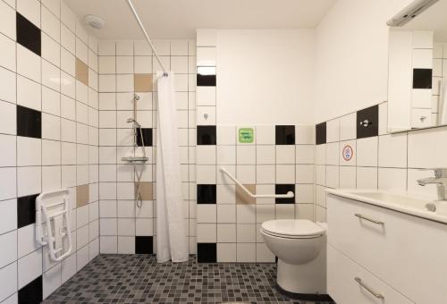 une salle de bain avec toilettes et lavabo dans l'établissement L'Ilot Narossais 10 - idéal curiste - clim - proche Dax, à Narrosse