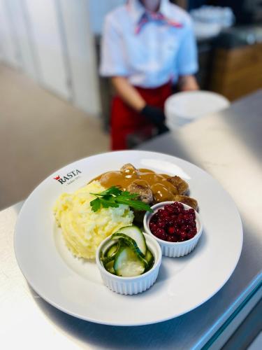 a plate of food with vegetables and mashed potatoes at Hotel Småland in Skillingaryd