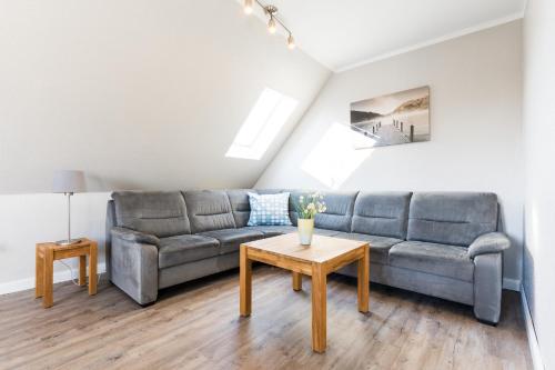 un salon avec un canapé et une table dans l'établissement Am Hinrichsberg oben, à Staberdorf