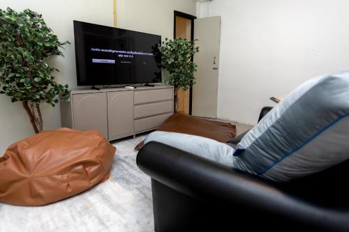 Televisyen dan/atau pusat hiburan di Nomad Plus Life Hostel Pattaya