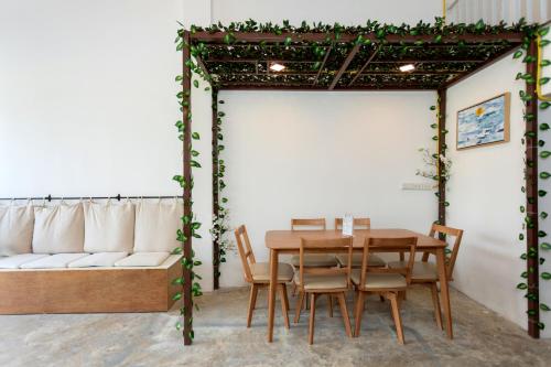 Ruang duduk di Nomad Plus Life Hostel Pattaya
