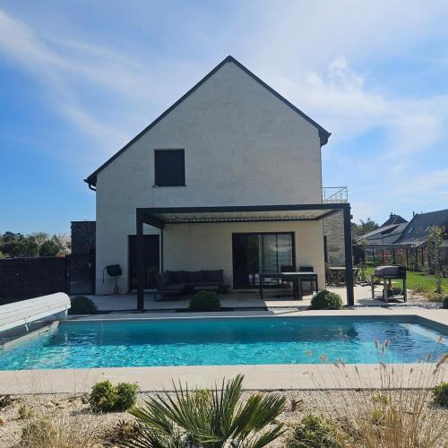 une maison avec une piscine devant une maison dans l'établissement Villa de prestige Loire Valley, à Saint-Avertin
