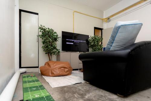 Televisyen dan/atau pusat hiburan di Nomad Plus Life Hostel Pattaya