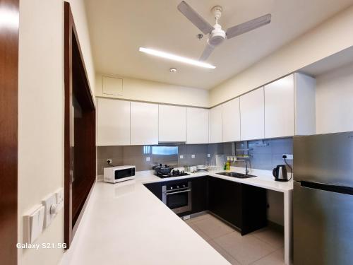 Kuchyň nebo kuchyňský kout v ubytování Cinnamon Life Residencies, Colombo