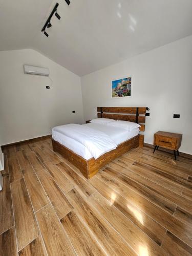 Ένα ή περισσότερα κρεβάτια σε δωμάτιο στο 3 Bungalows at Mali Camping Kruje