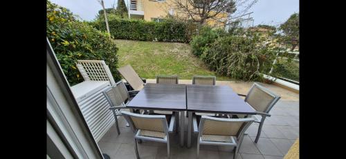 une table noire et des chaises sur un balcon dans l'établissement A 500 mètres des plages et du port du brusc, Les terrasses des embiez avec piscine et spa, à Six-Fours-les-Plages