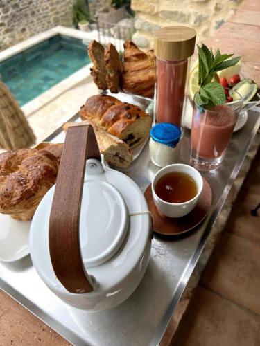 - un plateau de nourriture sur une table avec du pain et des plongées dans l'établissement GARD, Cévennes, gîte de luxe 5étoiles, 2 personnes avec spa et piscine privatifs, à Saint-Christol-lès-Alès