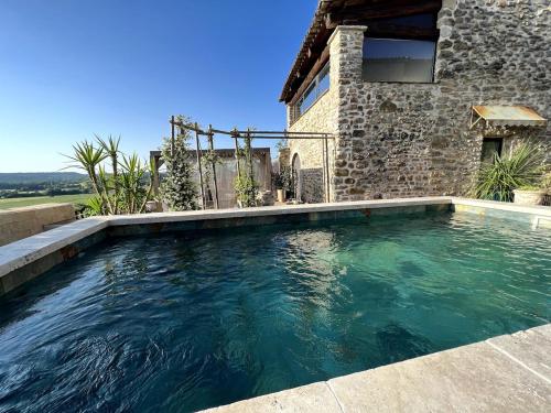 une piscine devant une maison dans l'établissement GARD, Cévennes, gîte de luxe 5étoiles, 2 personnes avec spa et piscine privatifs, à Saint-Christol-lès-Alès