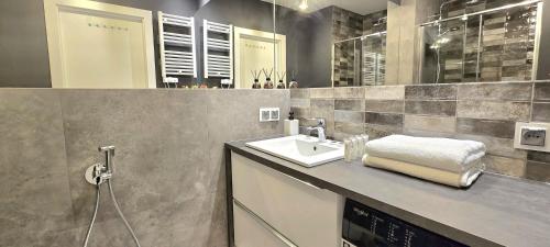 baño con lavabo y encimera con espejo en Apartament Złota Plaża Jantar Resort by TriApart, en Jantar