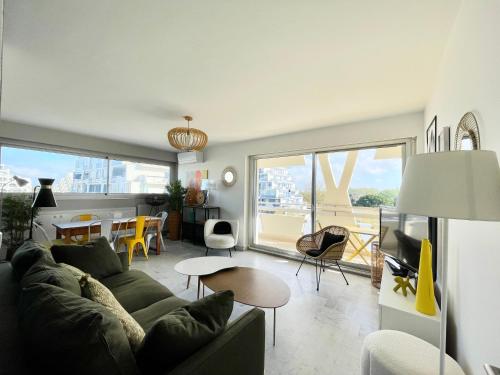 un salon avec un canapé et une table dans l'établissement PGH N31- Plage à 50m, Centre-Ville, Parking Privé, à La Grande Motte