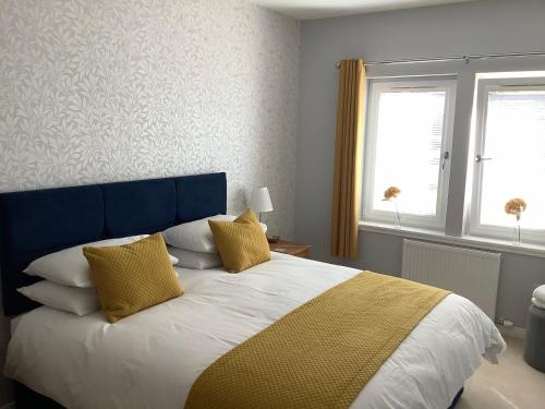 Postel nebo postele na pokoji v ubytování Hedgefield House Flat 34