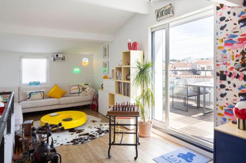 un salon avec un canapé et une table dans l'établissement Maison de ville moderne avec toit terrasse et vue, à Marseille