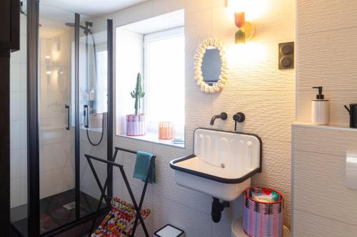une salle de bain avec un lavabo et une douche dans l'établissement Maison de ville moderne avec toit terrasse et vue, à Marseille