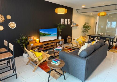 Μια τηλεόραση ή/και κέντρο ψυχαγωγίας στο Boho Beach House in Phang Nga