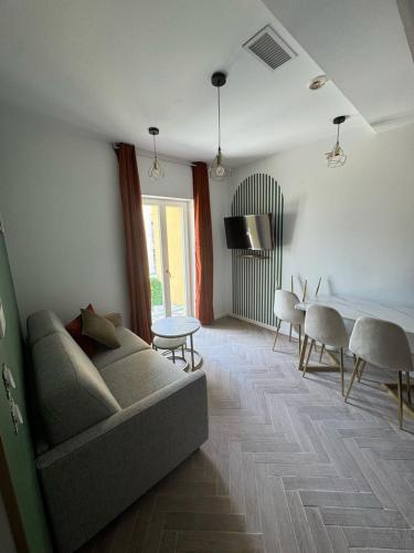 un salon avec un canapé et une table dans l'établissement MOON - 35, à Nice