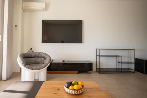 - un salon avec une télévision et une corbeille de fruits dans l'établissement Modern 1-bedroom apartment with sea view on La Croisette, à Cannes