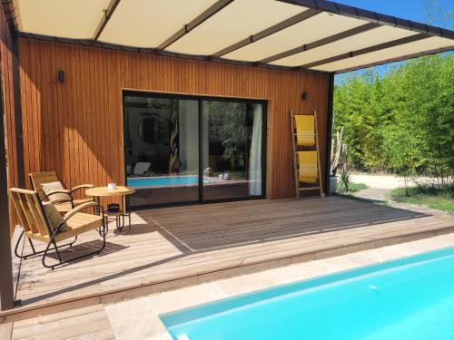 une maison avec une terrasse et une piscine dans l'établissement La Cabane de Cinette, à Vallabrègues