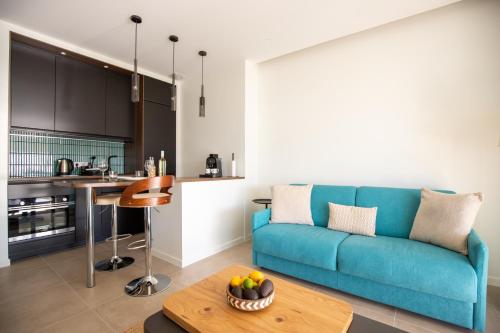 Modern 1-bedroom apartment with sea view on La Croisette