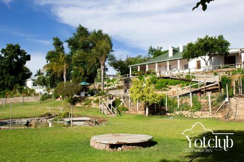 a house on top of a hill with a yard at De Oude Yotclub in Oudtshoorn