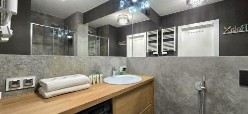 un bagno con lavandino e specchio di Apartament Słoneczna Zatoka Jantar Resort by TriApart a Jantar