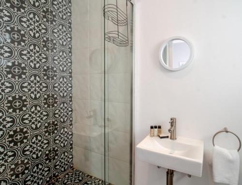 un baño con lavabo y ducha en Seaside Escape at The Dunes: Walk to Beach Braai, en Plettenberg Bay