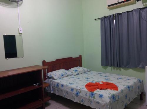a bedroom with a bed and a television in it at Hotel Toraryca in Belém