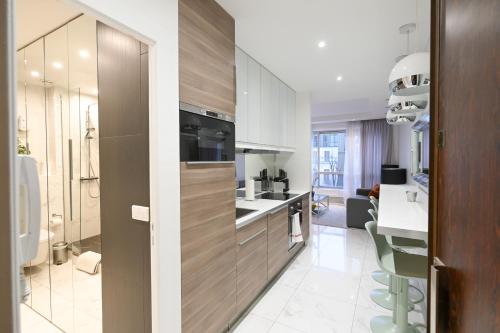 une cuisine avec un évier et un plan de travail dans l'établissement Modern & peaceful 1BD APT by Champs-Elysees with AC, à Paris