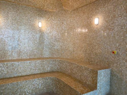 baño alicatado con bañera con 2 luces en FLAMING0 RESORT IB708 Hai tien, en Thanh Hóa